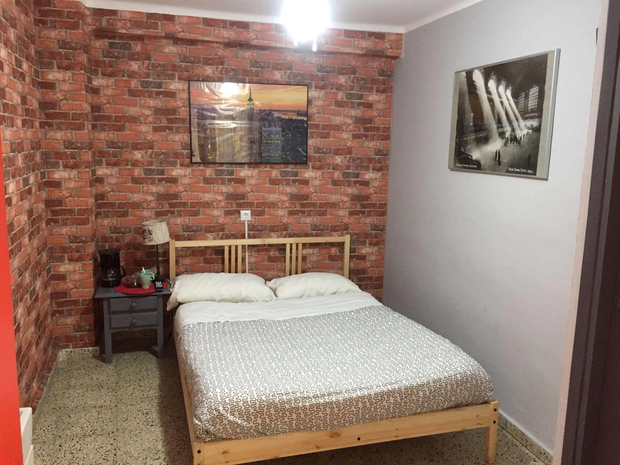 Hostal The Monkey Room Marbella Exterior photo